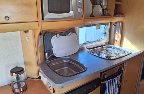Tauranga House | Sunshine Caravan - Private & Self-Contained, 250m from Hospital