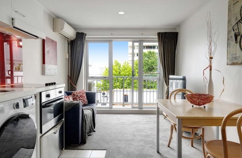 Auckland Central Business District Apartment | Super Central Studio - Aircon Balcony Kitchenette All you Need