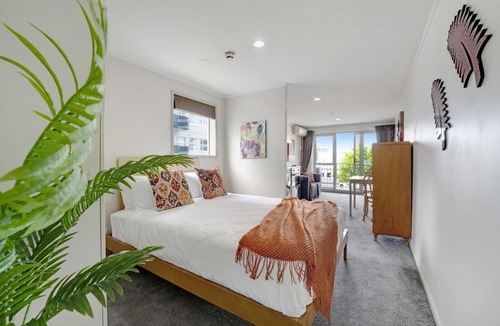 Auckland Central Business District Apartment | Super Central Studio - Aircon Balcony Kitchenette All you Need