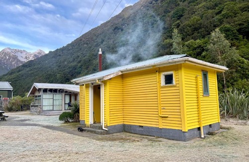 Otira Apartment | Super Cosy Little Cabin in the Heart of the National Park Close to Road and Railway