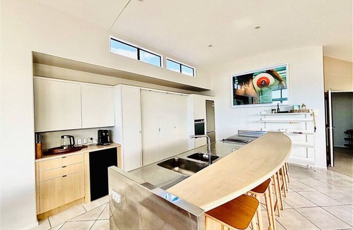 Omanu House | Supreme on Marine - Beachfront!