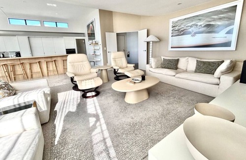 Omanu House | Supreme on Marine - Beachfront!