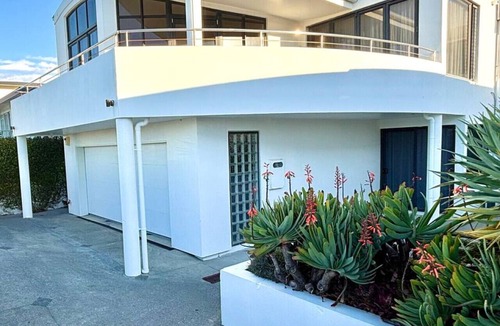 Omanu House | Supreme on Marine - Beachfront!