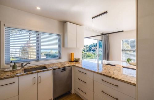 Surfdale House | Surfdale Sea Views – Space for the Whole Family