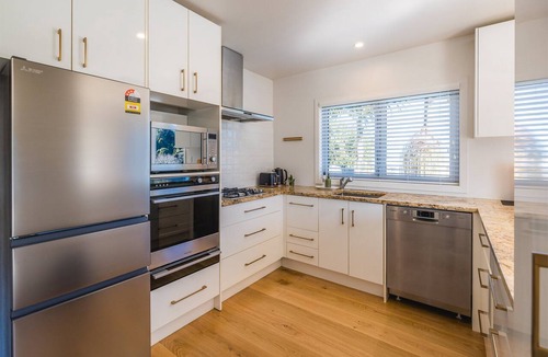 Surfdale House | Surfdale Sea Views – Space for the Whole Family