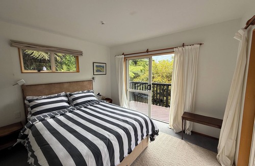 Saint Omer House | Swim, Fish & Unwind at Sandy Bay