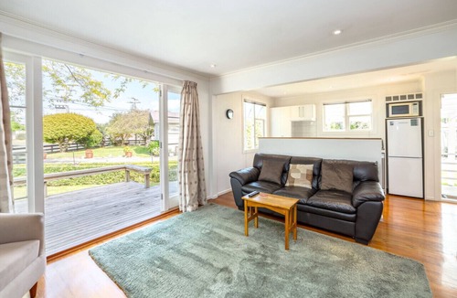Martinborough House | Syrah Serenity | Charming Cottage Near Martinborough Square