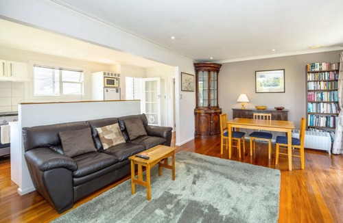 Martinborough House | Syrah Serenity | Charming Cottage Near Martinborough Square