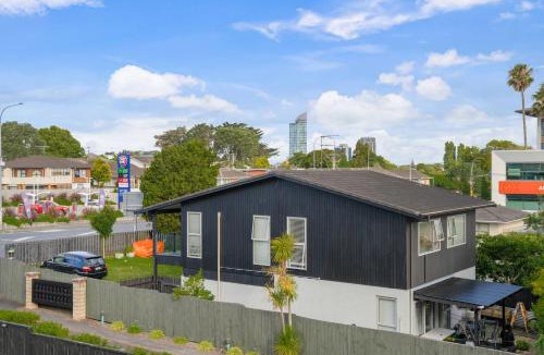 Takapuna House | Takapuna Modern Townhouse | Parking nr Lake Pupuke