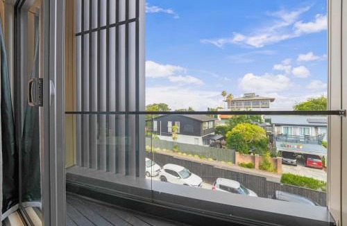 Takapuna House | Takapuna Modern Townhouse | Parking nr Lake Pupuke