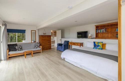 Te Tii House | Tapuaetahi Beachfront Downstairs Unit