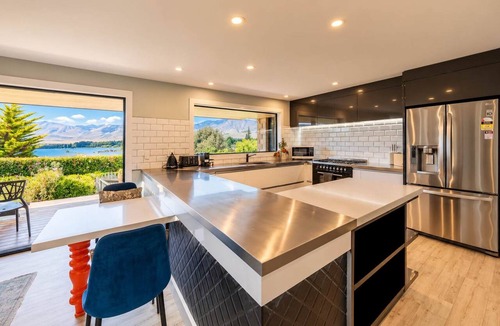 Tekapo House | Tasman | 2BR with Fireplace + Hot Tub + BBQ