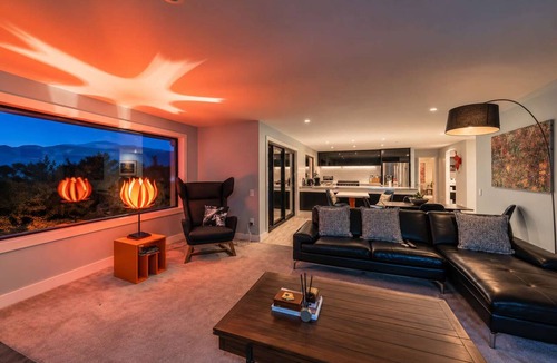 Tekapo House | Tasman | 2BR with Fireplace + Hot Tub + BBQ