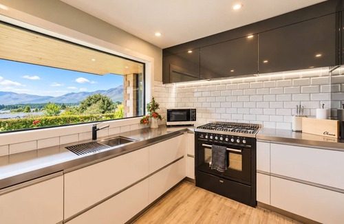 Tekapo House | Tasman | 2BR with Fireplace + Hot Tub + BBQ