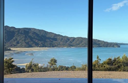 Ngaio Bay House | Tasman Bayview Retreat – Sea & Mountain Views