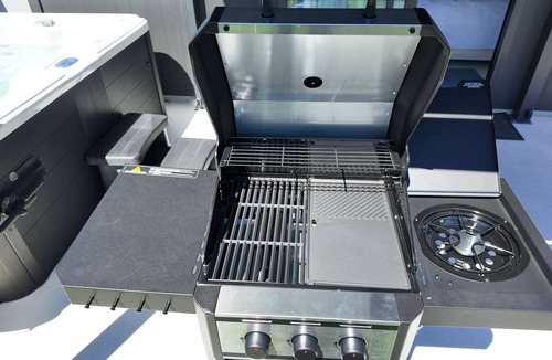 Wharewaka Apartment | Taupō Premium Retreat | Private Spa, Ensuite & BBQ