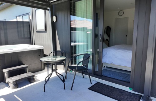 Wharewaka Apartment | Taupō Premium Retreat | Private Spa, Ensuite & BBQ