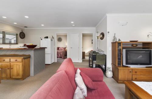 Lake Tarawera House | Te Miro Cottage - Lake Tarawera Cottage