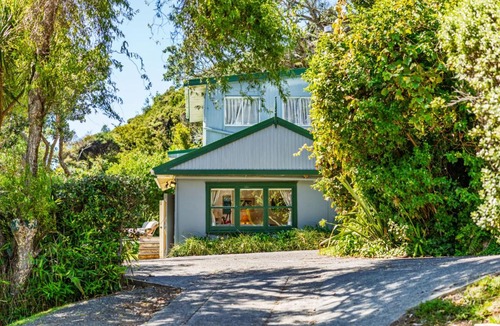 Parekura Bay House | Te Uenga - Parekura Bay Holiday Home