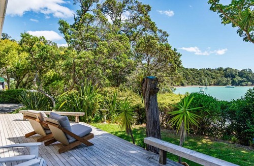 Parekura Bay House | Te Uenga - Parekura Bay Holiday Home
