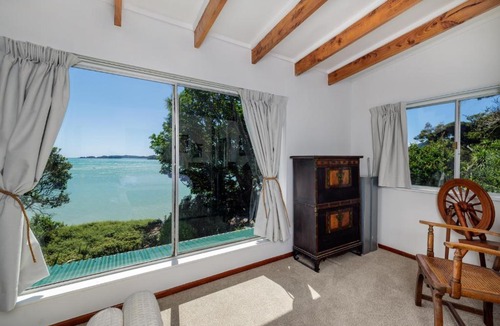 Parekura Bay House | Te Uenga - Parekura Bay Holiday Home