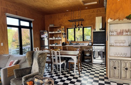 Karitane Apartment | Te Whare Karati - a modern garage house, warm and cosy, next to the sea