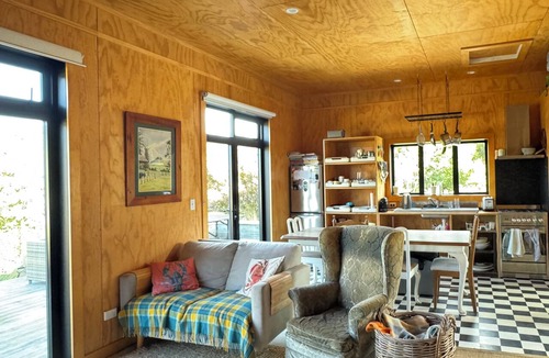 Karitane Apartment | Te Whare Karati - a modern garage house, warm and cosy, next to the sea
