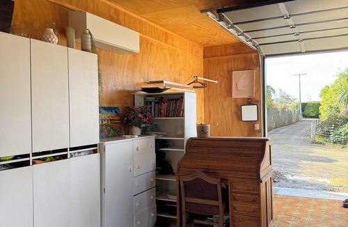 Karitane Apartment | Te Whare Karati - a modern garage house, warm and cosy, next to the sea
