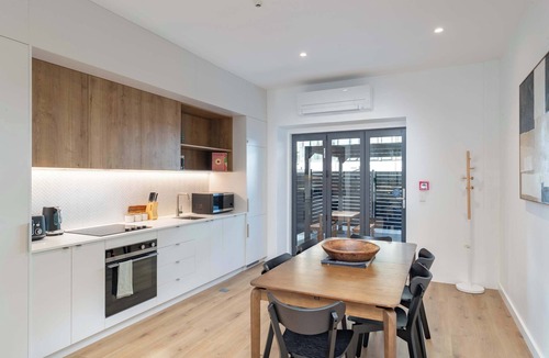 Te Aro Apartment | The Ascot | 3BR + Patio | Courtenay Place