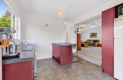 Pohara House | The Bach - Classic Kiwi Stay Opposite Pohara Beach