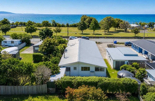 Pohara House | The Bach - Classic Kiwi Stay Opposite Pohara Beach