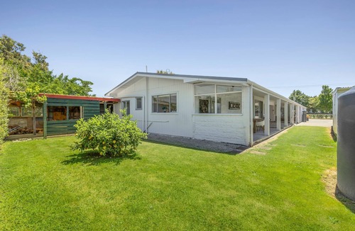 Pohara House | The Bach - Classic Kiwi Stay Opposite Pohara Beach