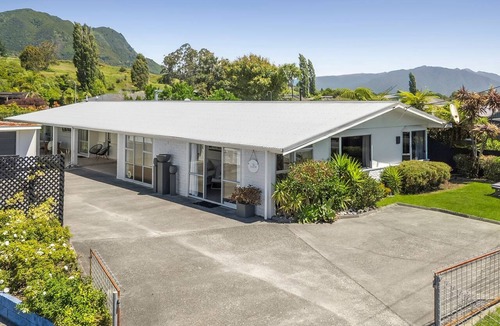 Pohara House | The Bach - Home away from Home in Pohara