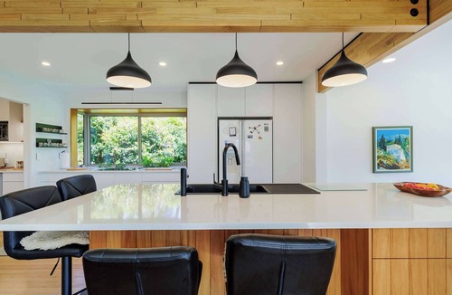 Lake Okareka House | The Bach - Ōkareka Waterfront, Spa Pool, Sleeps 8
