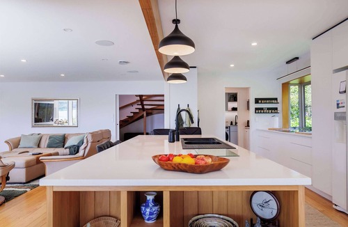 Lake Okareka House | The Bach - Ōkareka Waterfront, Spa Pool, Sleeps 8