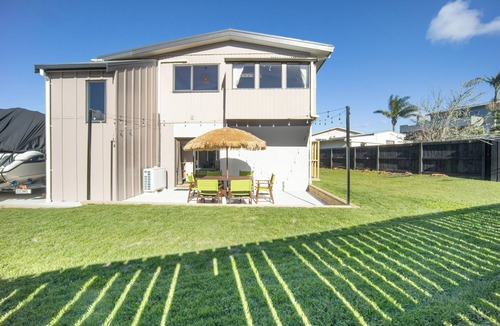 Algies Bay House | The Bay House - Matakana Holiday Home
