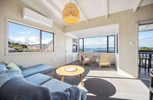 Algies Bay House | The Bay House - Matakana Holiday Home
