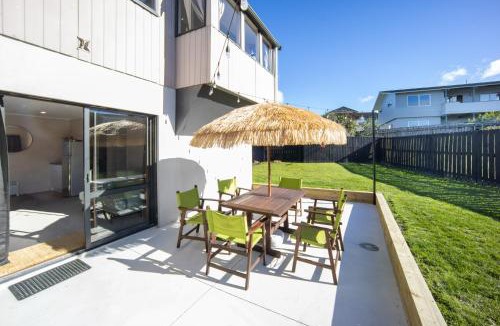 Algies Bay House | The Bay House - Matakana Holiday Home