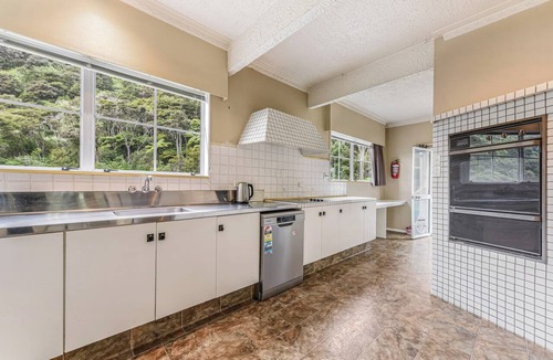 Moetapu Bay House | The Bay House - Moetapu Holiday Home