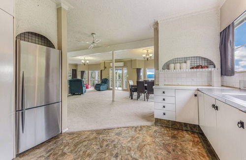 Moetapu Bay House | The Bay House - Moetapu Holiday Home