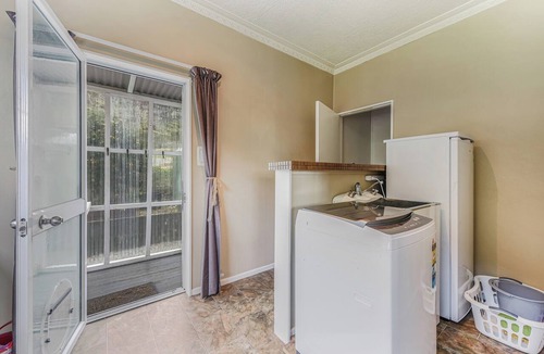 Moetapu Bay House | The Bay House - Moetapu Holiday Home