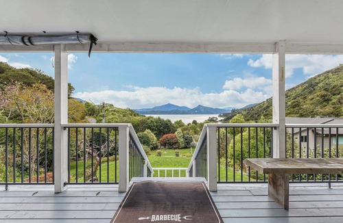 Moetapu Bay House | The Bay House - Moetapu Holiday Home