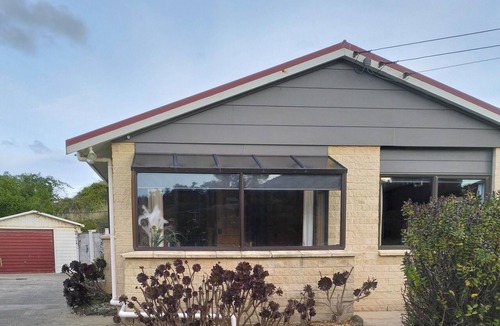 Dunedin House | The Beach House - Private beach access and SKY SPORT
