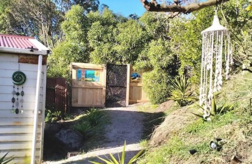 Dunedin House | The Beach House - Private beach access and SKY SPORT