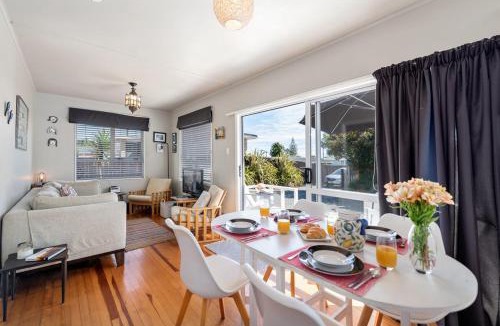 Mount Maunganui House | The Black Bach - Mt Maunganui Holiday Home