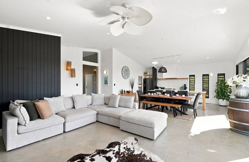 Bay of Plenty Region House | The Black Barn - Whakatane Holiday Home