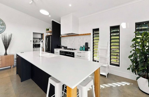 Bay of Plenty Region House | The Black Barn - Whakatane Holiday Home