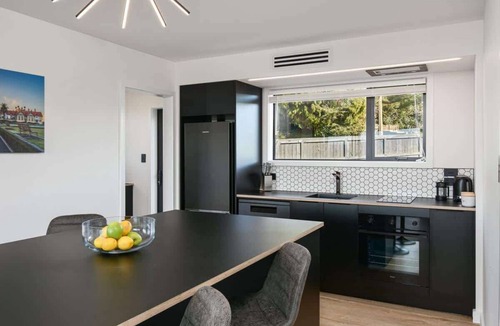 Kawaha Point House | The Bluebird - Lake Views, Stylish, Sleeps 4