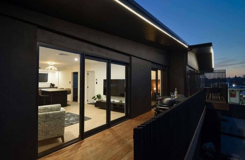 Kawaha Point House | The Bluebird - Lake Views, Stylish, Sleeps 4