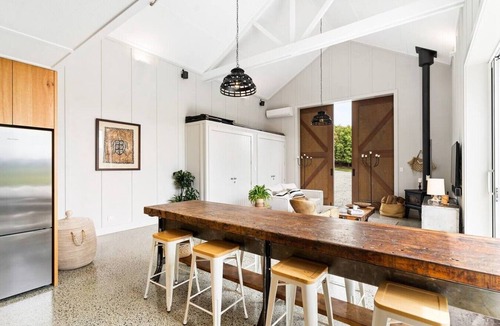 Tawharanui Apartment | The Boat House - Rustic Luxury in Matakana